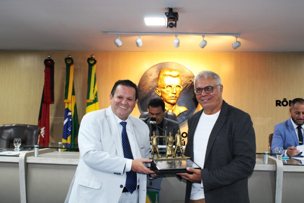 Câmara entrega Título de Cidadania Campinense ao escritor Efigênio Moura