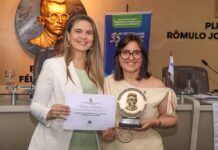 Vereadora Carol Gomes entrega Medalha de Honra ao Mérito ao Conselho Municipal de Saúde por seus 35 anos de existência